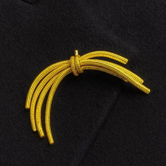 Monet Gold Crest Brooch - Picture 14 of 14